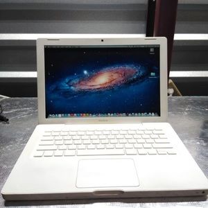 Apple laptop